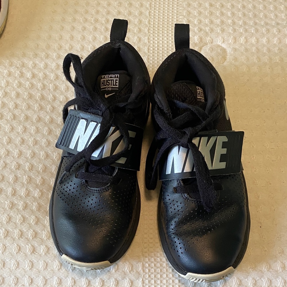 Nike team hustle d 8 basketball shoes Kids Black Sneakers youth 5.5